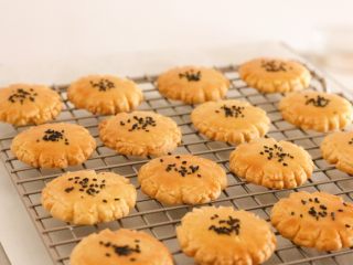 12、桃酥饼干,出炉放凉后才会酥松哦。