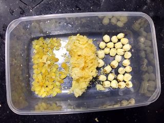 1、双雪桃胶鹌鹑蛋糖水,将雪莲子、雪耳、莲子称出需要的分量洗干净，加水泡12小时以上