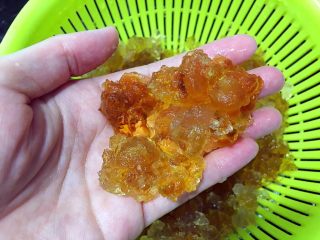 10、双雪桃胶鹌鹑蛋糖水,桃胶挑出杂质，洗干净