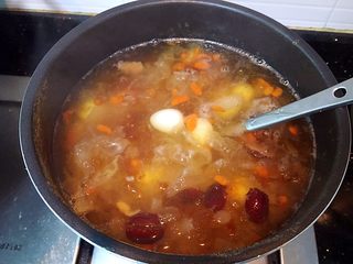 16、双雪桃胶鹌鹑蛋糖水,煮至粘稠，关火！