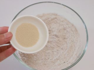 8、甜心可可麻薯馒头,加入酵母拌匀