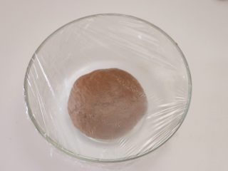 11、甜心可可麻薯馒头,盖上保鲜膜，放在温暖处发酵至2倍大，时间大约在1个小时左右