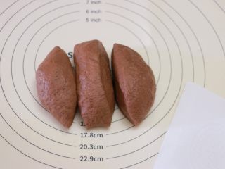 22、甜心可可麻薯馒头,将面团分成三等份
