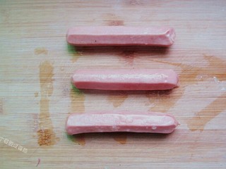 1、脆皮孜然香肠,准备烤肠，冷冻的烤肠，自然解冻即可