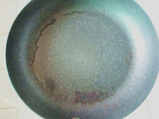 9、脆皮孜然香肠,锅内倒入油，烧至六成热