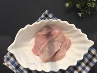 1、蜜汁叉烧肉～好吃又入味,里脊肉切大约1.5厘米的厚度多用清水浸泡中途换去血水，用牙签在里脊肉上多扎些孔，方便腌制入味