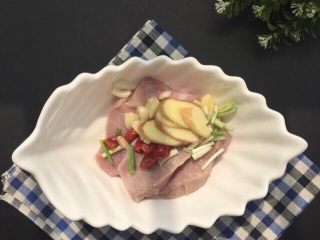 2、蜜汁叉烧肉～好吃又入味,做叉烧之前必须要先腌制：放入葱姜蒜、辣椒少许去腥，不喜欢辣椒的可以不放哈