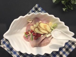 3、蜜汁叉烧肉～好吃又入味,放少许盐（叉烧酱、生抽都含盐量哦，口味清淡的亲此步可省略哈）