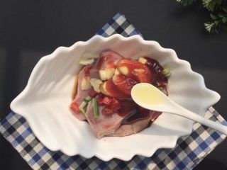 6、蜜汁叉烧肉～好吃又入味,食用油1小勺（如果用五花肉就不用加了，为了增加口感更好这次添加了少许食用油）