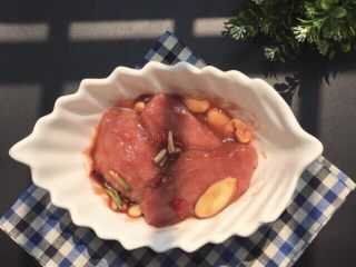 8、蜜汁叉烧肉～好吃又入味,带一次性手套翻拌均匀里脊肉，盖上保鲜膜放冰箱冷藏4小时左右入味，中途记得把里脊肉再翻2次方便更入味哦