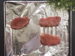 9、蜜汁叉烧肉～好吃又入味,腌制好之后去掉葱姜蒜辣椒，里脊肉放至锡纸上