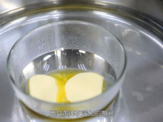 2、蓝莓益力多慕斯,首先把无盐黄油隔水溶化成液体,黄油在溶化期间,我们把消化饼干用料理机打成粉末,然后倒出来,没有料理机的朋友可以参考《草莓芝士慕斯》中饼干底的做法