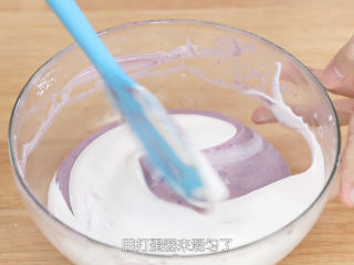 13、蓝莓益力多慕斯,把打发好的淡奶油加入慕斯糊中用刮刀拌匀,不能再用打蛋器了,混匀之后慕斯糊就做好喽,把做好的慕斯糊倒入刚才冷藏好的有饼干底的慕斯圈里面,用刮刀轻轻抹平,左右晃动一下整平,进入冰箱冷藏最少5个小时,最好冷藏过夜再拿出来脱模造型