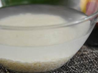 1、香甜可口的芒果糯米饭，在家也能做,清水浸泡糯米至少3小时。