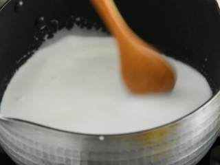 4、香甜可口的芒果糯米饭，在家也能做,椰浆倒入锅中，加入适量盐糖搅拌。