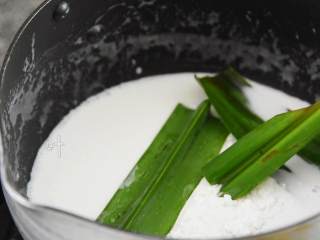 6、香甜可口的芒果糯米饭，在家也能做,椰浆倒入锅中，加入糖、粘米粉、香兰叶搅匀，变至浓稠后关火。