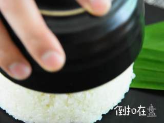 7、香甜可口的芒果糯米饭，在家也能做,糯米饭装碗，再倒扣在盘上。