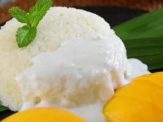 8、香甜可口的芒果糯米饭，在家也能做,摆上芒果，淋入调汁即可。