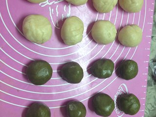 5、紫薯蛋黄抹茶酥,水油皮、油酥各分成均匀的8份