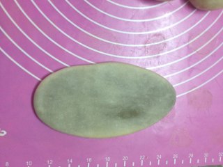 8、紫薯蛋黄抹茶酥,擀成椭圆形