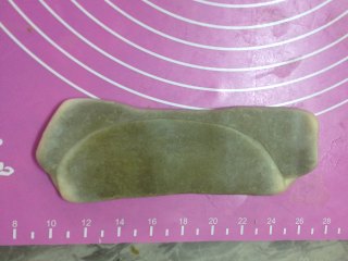 10、紫薯蛋黄抹茶酥,接口朝上压扁擀成长条