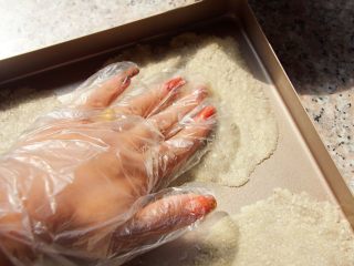 2、椰蓉薄脆饼,6.	取出一小团，放在烤盘上