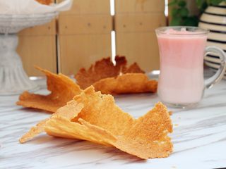 5、椰蓉薄脆饼,晾凉之后用塑料袋子装起来