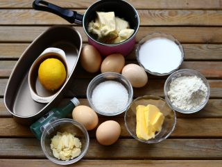 1、 杏仁乳酪蛋糕,以上配方适用于1个学厨椭圆形不沾乳酪模具+学厨迷你乳酪模具2个。准备好配方中所以食材！记得模具底部垫好油纸！