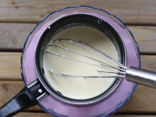 2、 杏仁乳酪蛋糕,奶酪加牛奶隔热开水搅拌至完全融化！