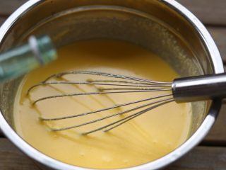 6、 杏仁乳酪蛋糕,加入一丁的朗姆酒搅拌均匀。「瓶口比较大，小心翼翼的倒一些。」