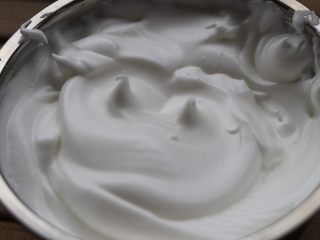 7、 杏仁乳酪蛋糕,蛋清加入全部细砂糖，和三五滴柠檬汁打发至小弯角的转态。「打发太硬会导致乳酪烤制开裂！」