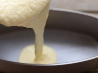 10、 杏仁乳酪蛋糕,翻拌好后倒入学厨椭圆形不沾乳酪模具。