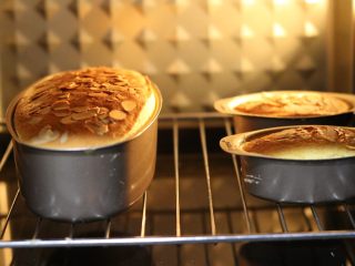 13、 杏仁乳酪蛋糕,烤立方这款烤箱可以时时观看到里烤制上色的状态。在适当时间覆盖锡纸。烤制完成后烤箱开条缝让它自然散热后就可取出食用了。