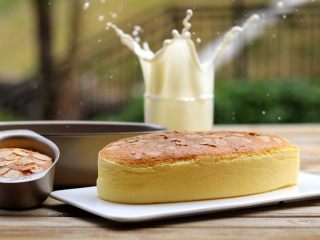 14、 杏仁乳酪蛋糕,口感细腻……