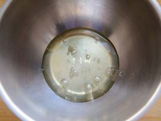 9、完美香蕉溶豆 健康营养宝宝辅食 超人气小零食,蛋清打入打蛋盆。