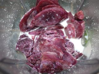 5、健康燕麦紫薯热饮,放入搅拌机里,倒入1/3的奶