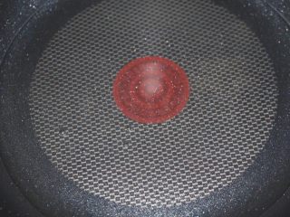 7、健康燕麦紫薯热饮,锅里倒入100g水,烧开