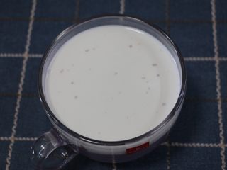 12、健康燕麦紫薯热饮,再在上面倒入剩下的牛奶,撒上一下燕麦片,拍个照,OK啦~