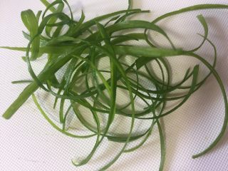 3、清蒸鳕鱼,葱也切细丝