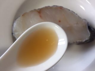 5、清蒸鳕鱼,放入半勺料酒