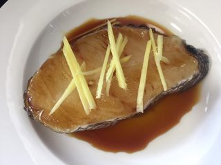 7、清蒸鳕鱼,放入生姜丝