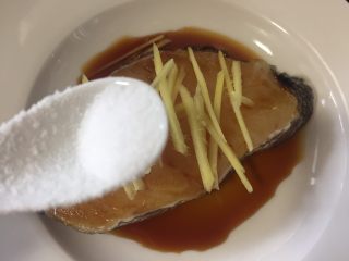 8、清蒸鳕鱼,加入适量的盐腌制20分钟