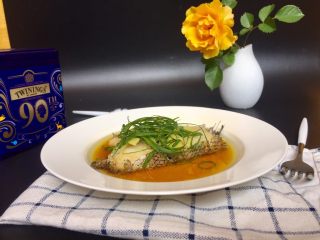 13、清蒸鳕鱼,端上桌开始品尝吧~~肉质鲜嫩