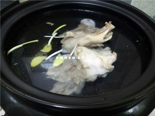 3、骨汤火锅,炖盅放入筒子骨，3片姜，1颗葱段，适量清水；