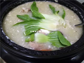 9、骨汤火锅,30分钟后，放入青菜略煮；1分钟后，关闭电源；