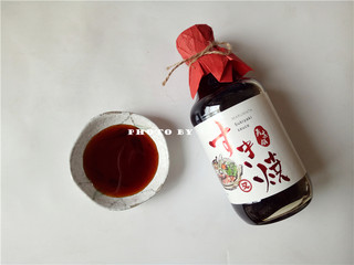 10、骨汤火锅,蘸料碟里倒入寿喜锅调味汁；