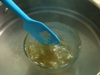 9、草莓芝士慕斯,吉利丁泡软了，沥水后隔水融化