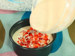 14、草莓芝士慕斯,再把剩余的慕斯糊倒进去，轻轻摇晃便会平整，慕斯糊这样是最好的