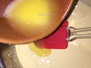 5、自制旺仔小馒头,加入融化好的40g黄油