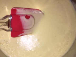 7、自制旺仔小馒头,用切拌刀搅拌均匀